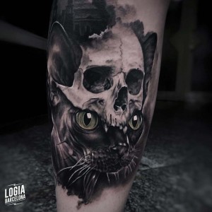 tatuaje_blackwork_gato_calavera_pierna_logiabarcelona_pedro_monteiro   